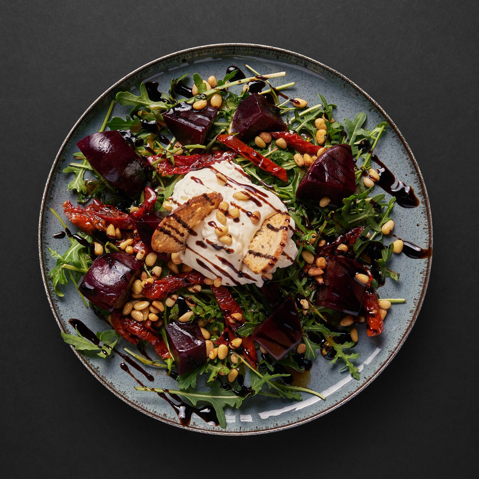 Салат с рукколой, свеклой, кедровыми орешками и творожным мусом/ Salad with  simply rocket, beet, pine nuts and crème